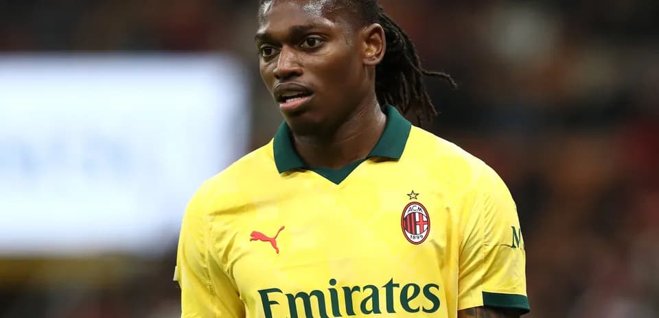 Joueur de l'AC Milan en maillot jaune sur le terrain