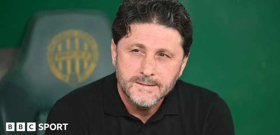 Entraîneur assis sur le banc lors d'un match