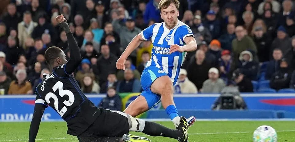 Un joueur de Brighton dribble un adversaire