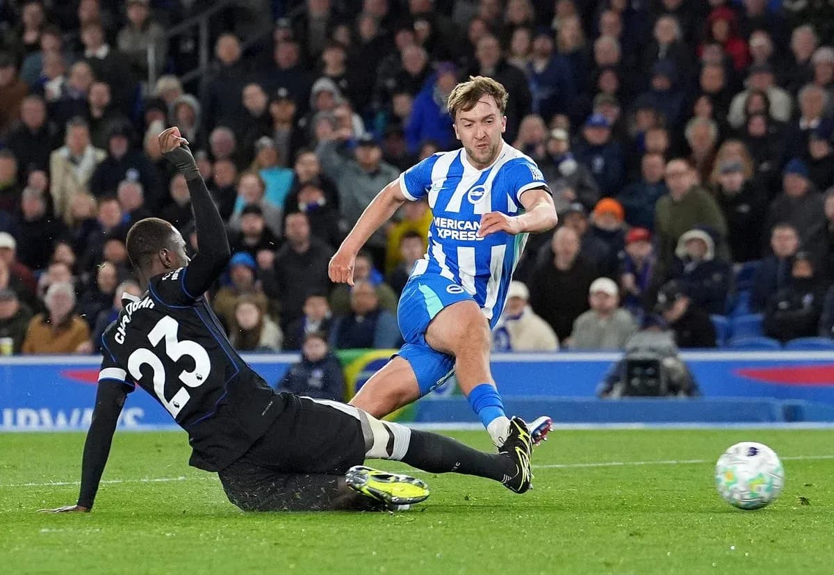 Un joueur de Brighton dribble un adversaire