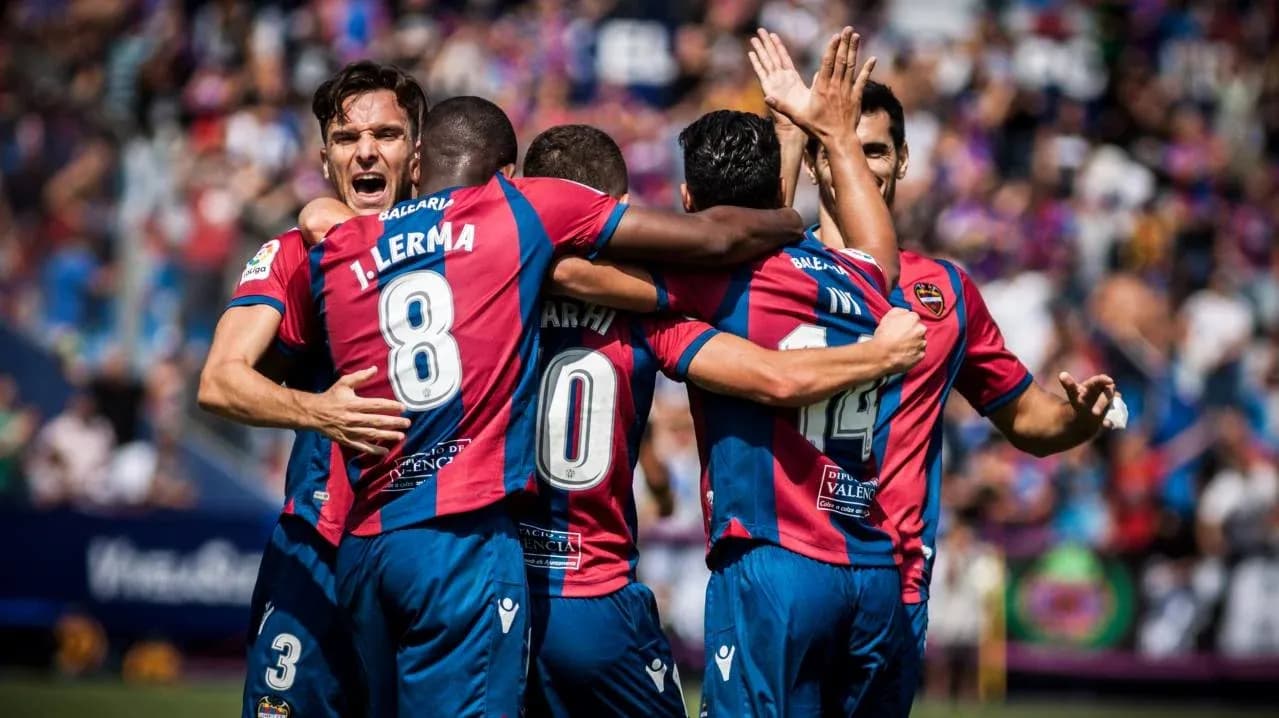 Joueurs de Levante célébrant un but