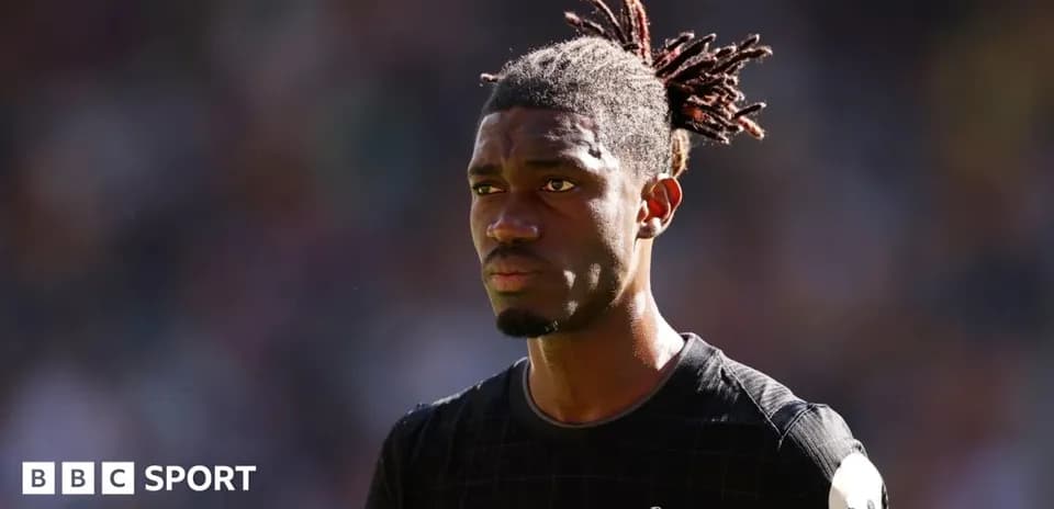 Joueur de Tottenham en tenue de gardien sur le terrain