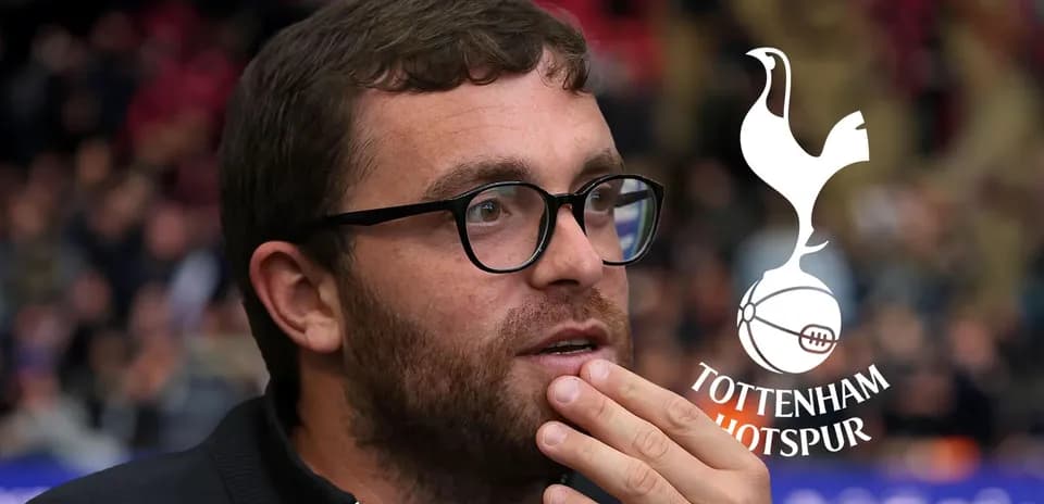 Homme pensif avec le logo de Tottenham Hotspur