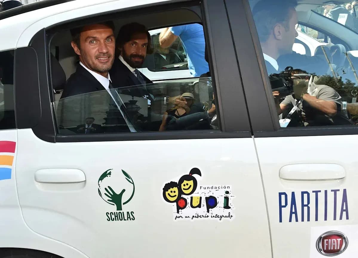 Deux hommes dans une voiture avec des logos