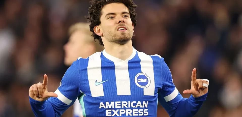 Joueur de Brighton célébrant un but sur le terrain