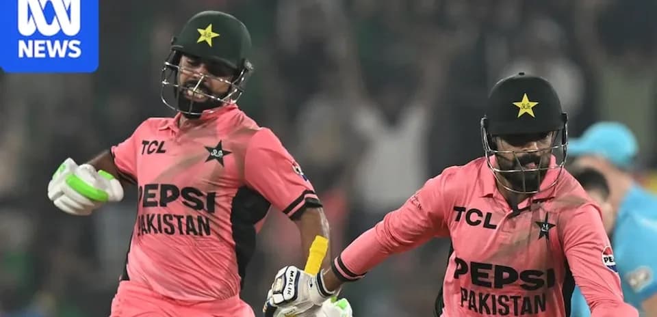 Joueurs de cricket pakistanais célébrant une course