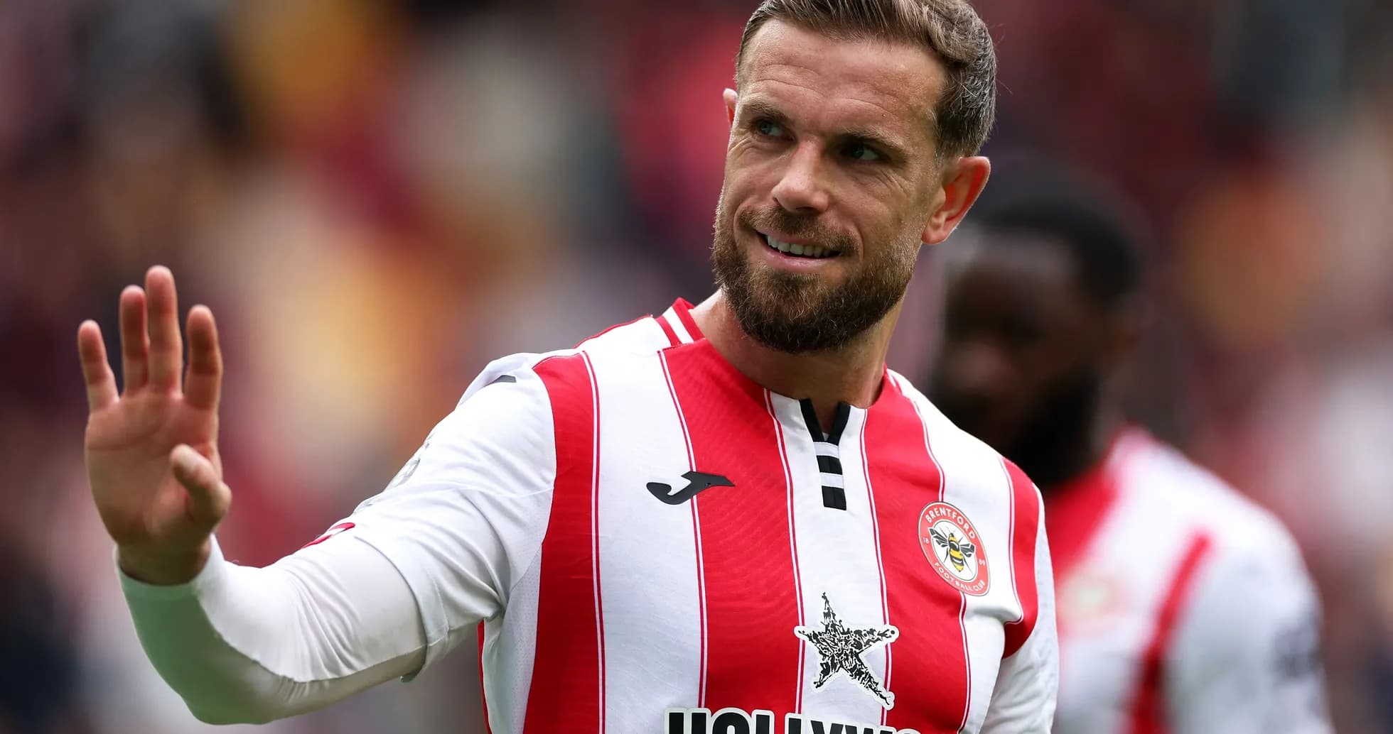Joueur de Brentford saluant le public au stade