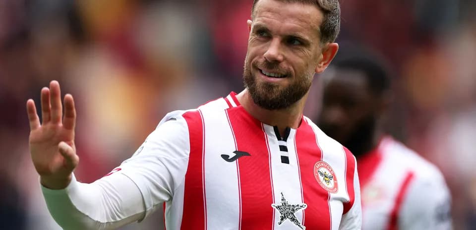 Joueur de Brentford saluant le public au stade