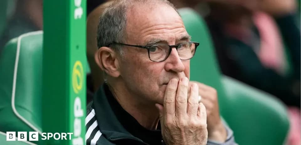 Entraîneur pensif sur le banc pendant le match