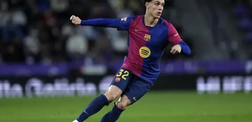Joueur de Barcelone dribblant sur le terrain