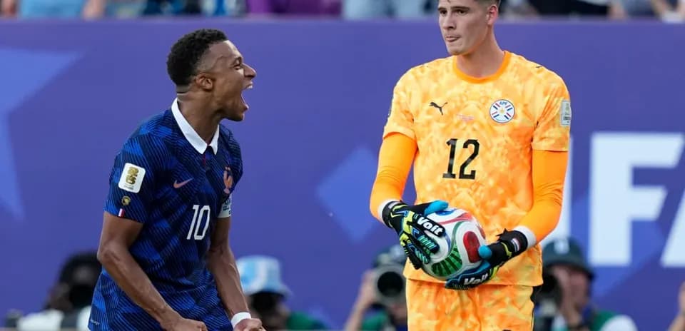 Kylian Mbappé célébrant devant le gardien adverse