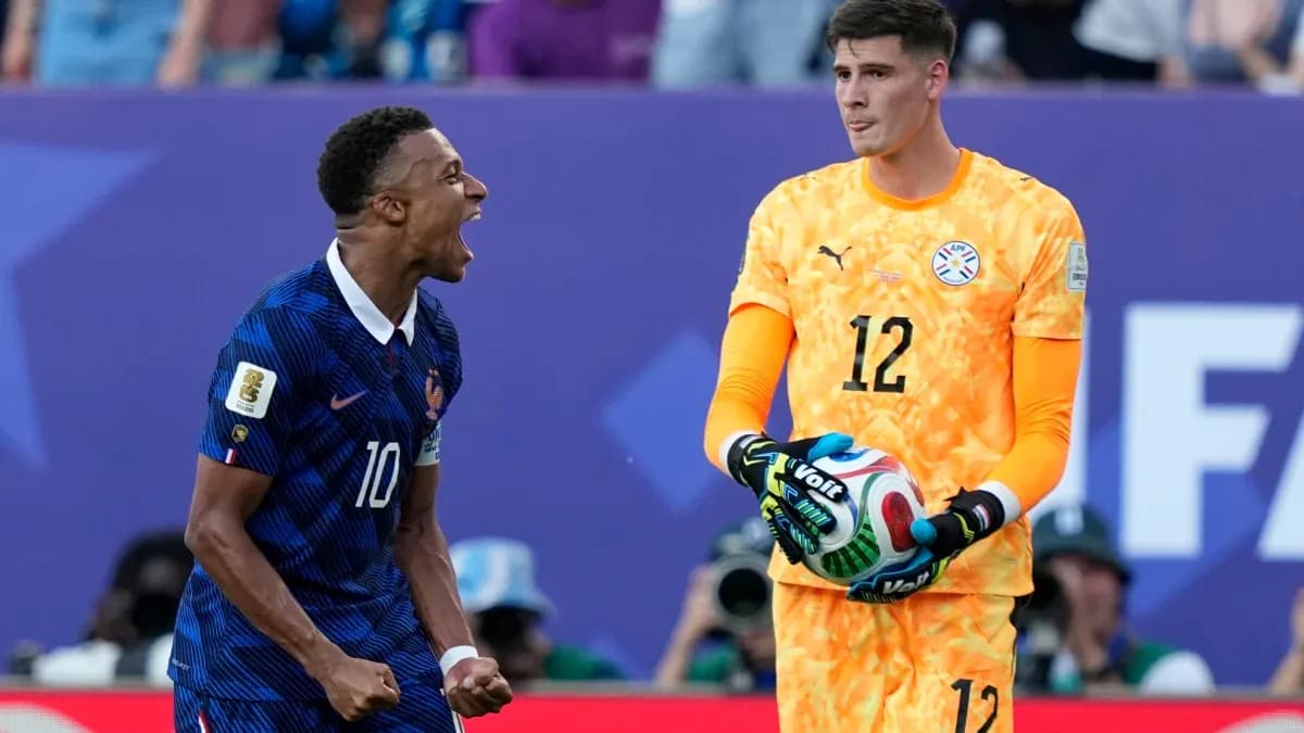 Kylian Mbappé célébrant devant le gardien adverse