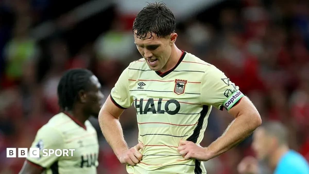 Joueur avec le maillot de son équipe, la tête baissée