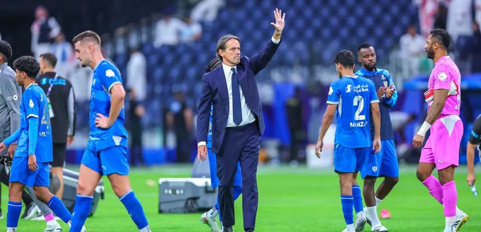 Entraîneur saluant l'équipe après le match
