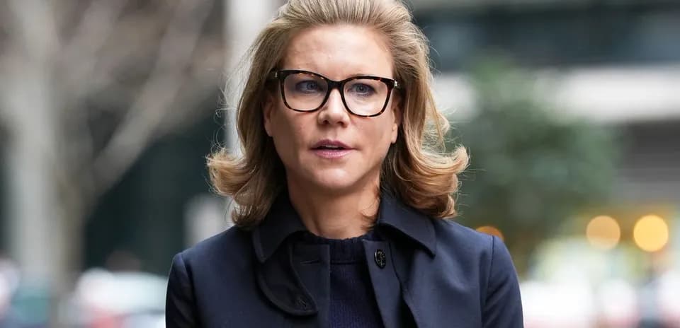 Femme portant des lunettes marchant dans la rue