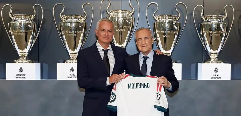 José Mourinho présente son maillot avec le président du Real Madrid