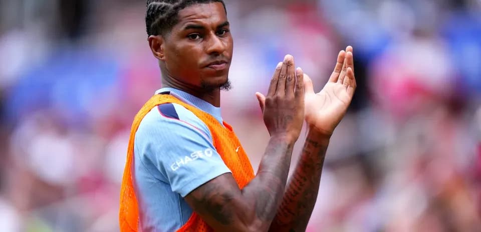 Joueur applaudit sur le banc pendant le match