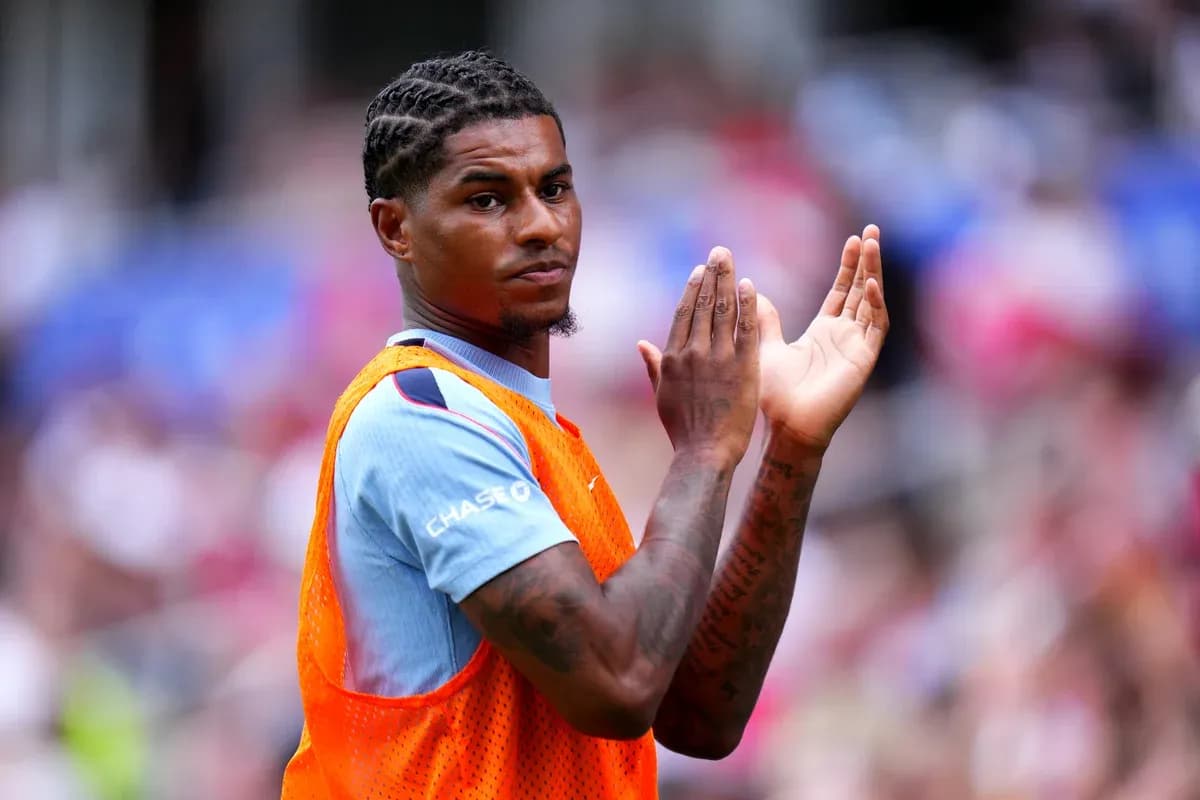 Joueur applaudit sur le banc pendant le match