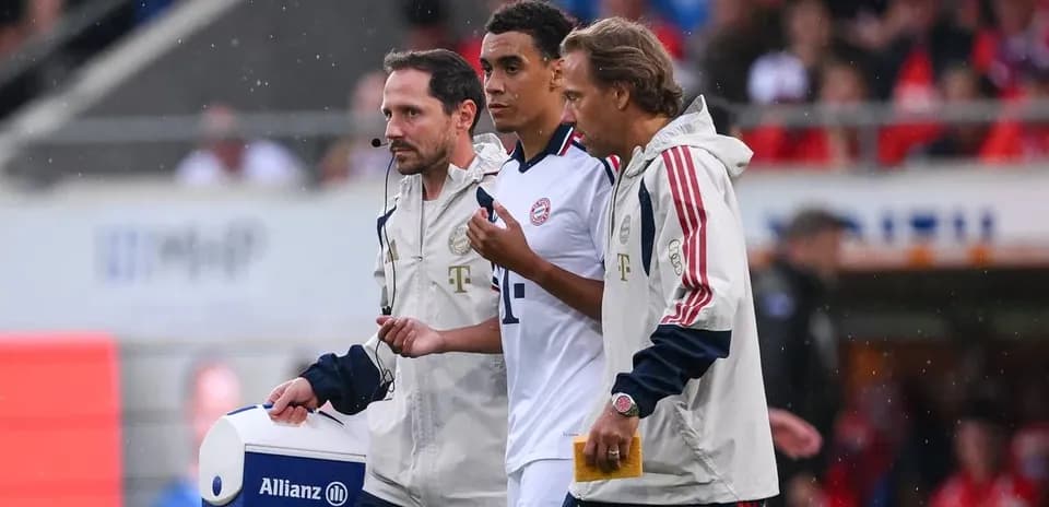 Joueur escorté par le personnel médical lors d'un match