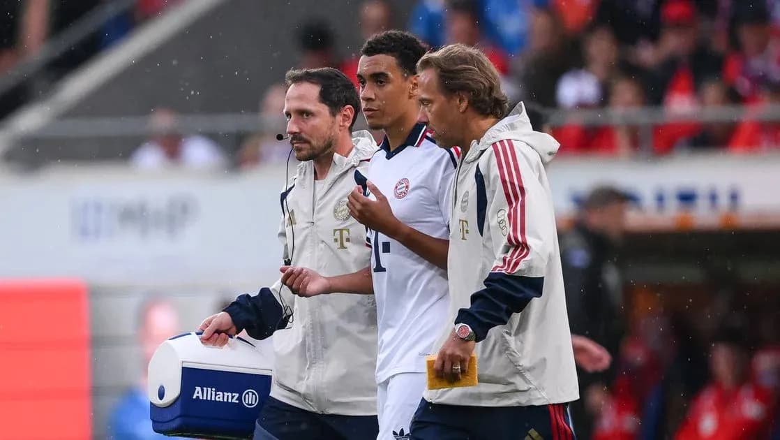 Joueur escorté par le personnel médical lors d'un match