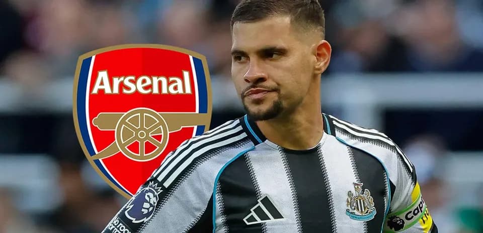 Joueur de Newcastle avec le logo d'Arsenal en arrière-plan
