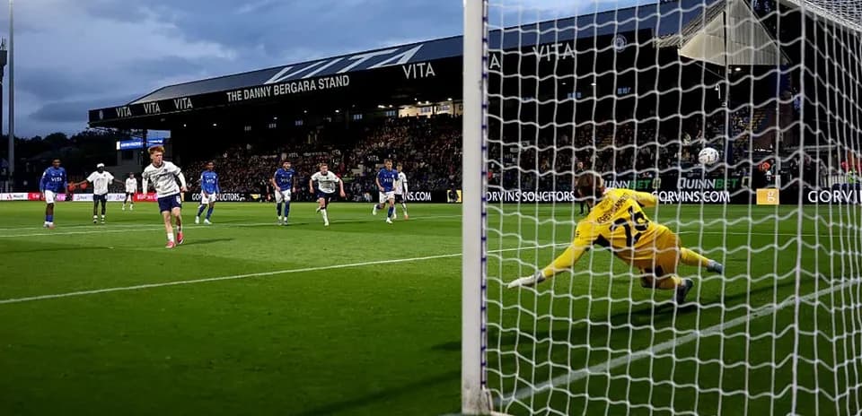 Joueur tirant un penalty pendant le match de football
