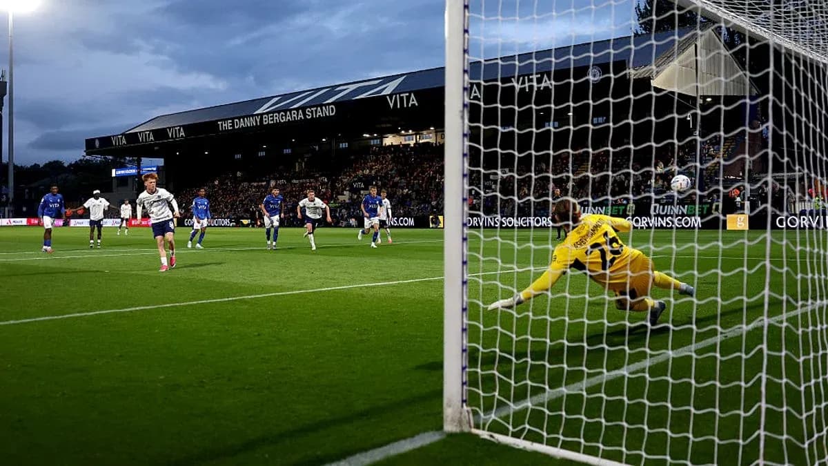 Joueur tirant un penalty pendant le match de football