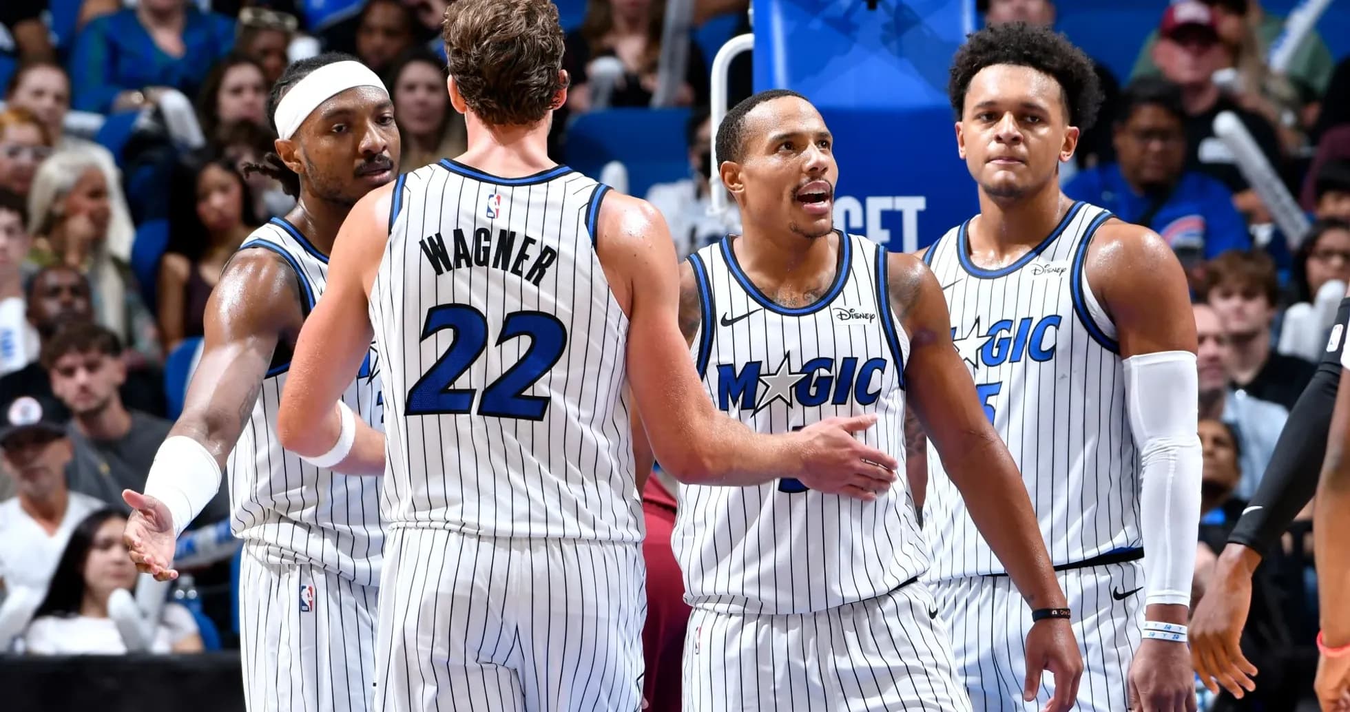 Quatre joueurs du Magic se regroupent sur le terrain