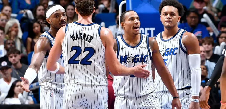 Quatre joueurs du Magic se regroupent sur le terrain