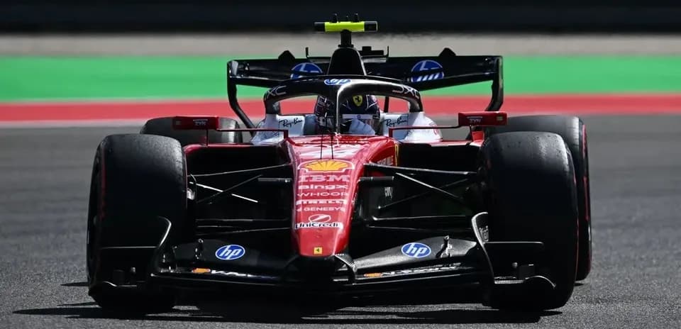 Voiture de F1 Ferrari en action sur circuit