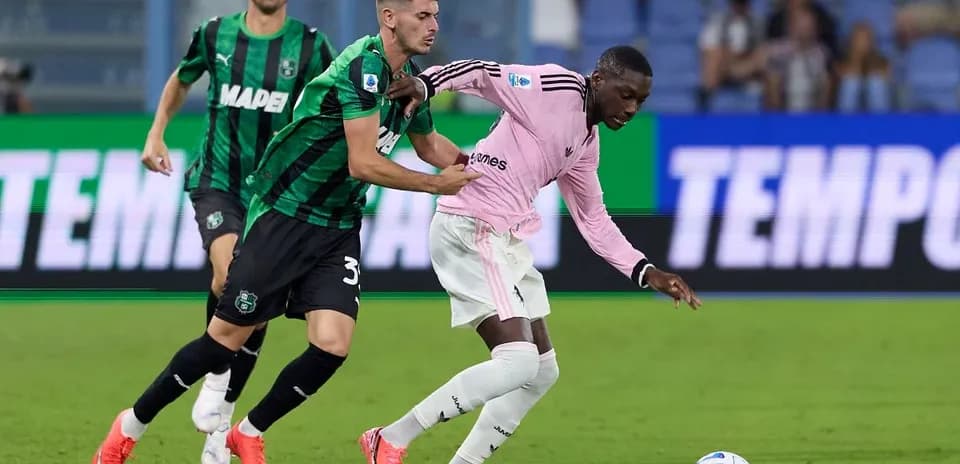 Joueur de Sassuolo poursuivant un joueur de Juventus