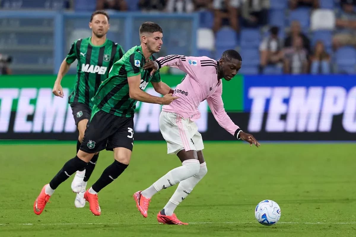 Joueur de Sassuolo poursuivant un joueur de Juventus