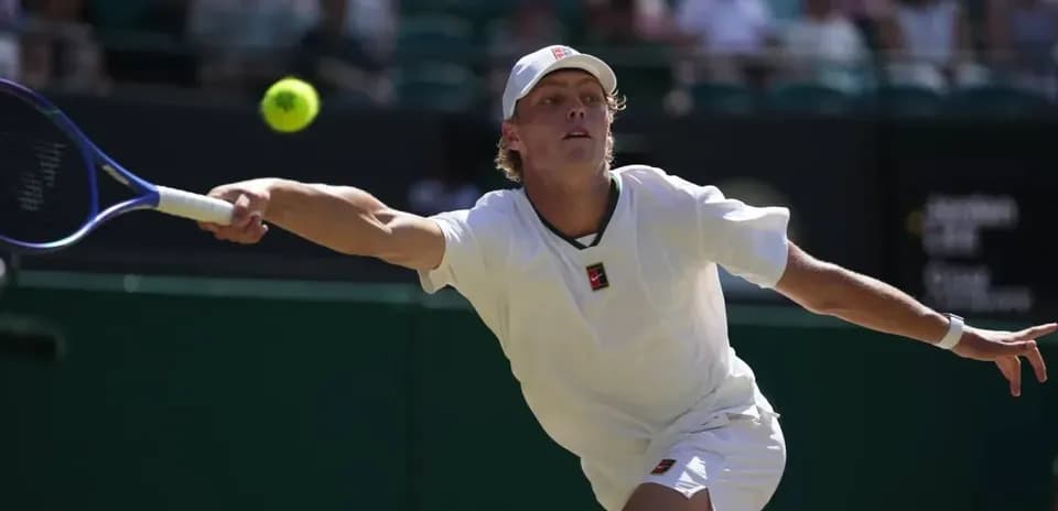 Joueur de tennis frappant une balle sur le court