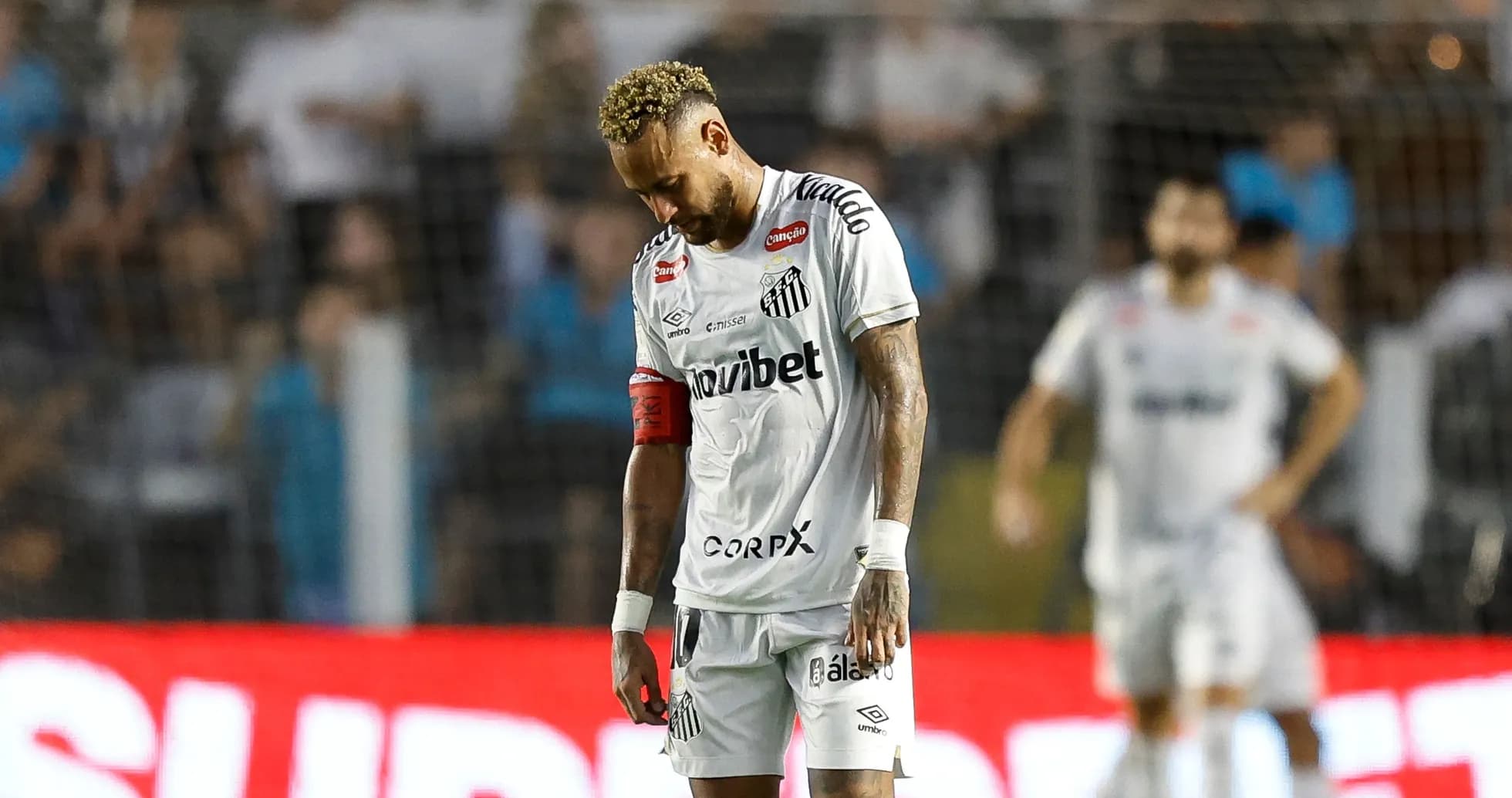 Joueur de Santos avec le brassard, regard baissé
