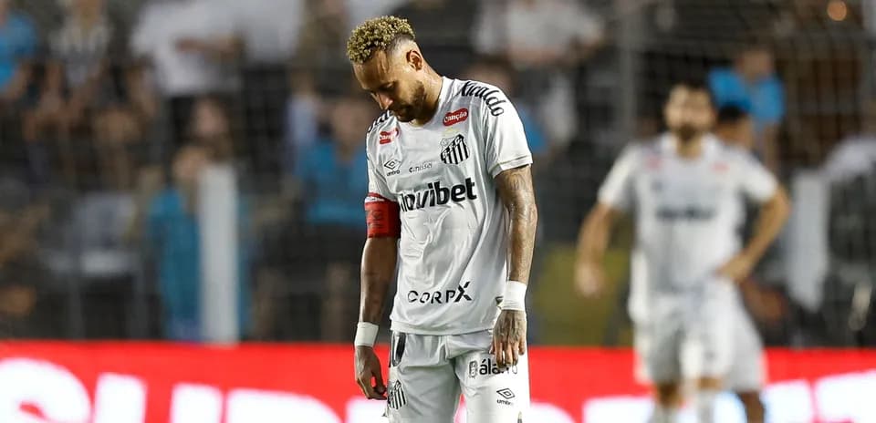 Joueur de Santos avec le brassard, regard baissé