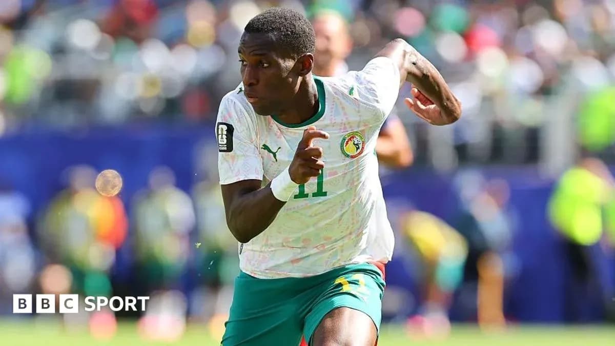 Joueur sénégalais courant sur le terrain de football