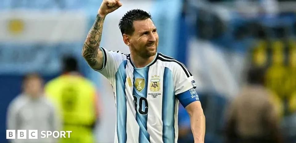 Joueur argentin levant le poing en signe de victoire