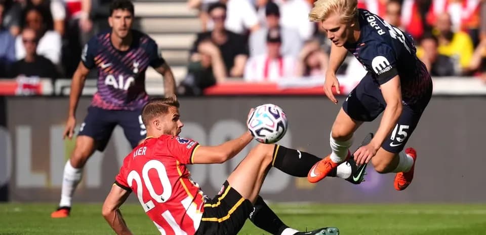 Joueur en chute avec le ballon pendant un match
