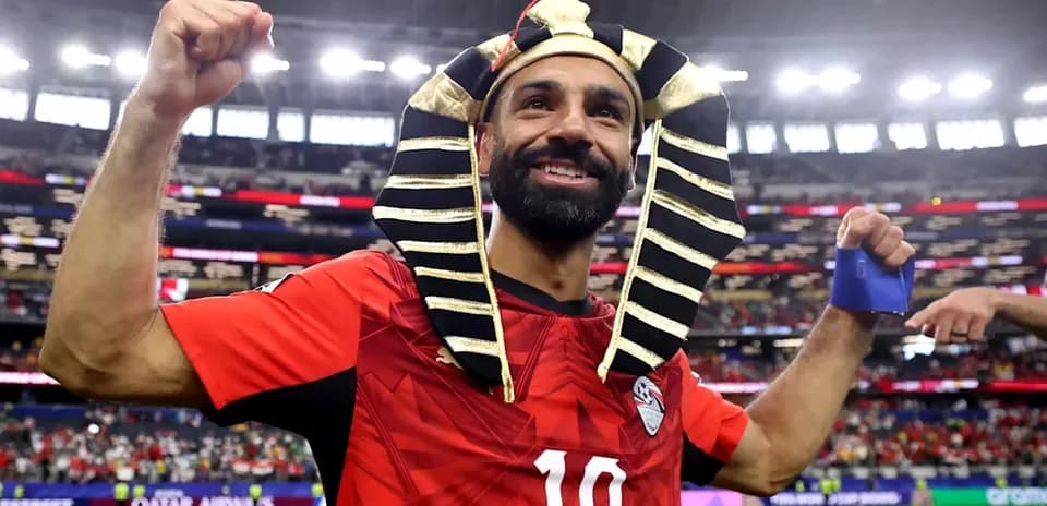 Joueur égyptien célébrant avec un chapeau de pharaon