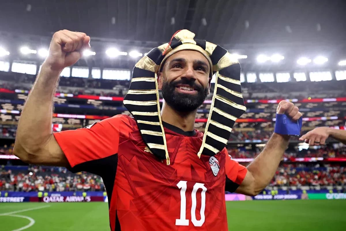 Joueur égyptien célébrant avec un chapeau de pharaon