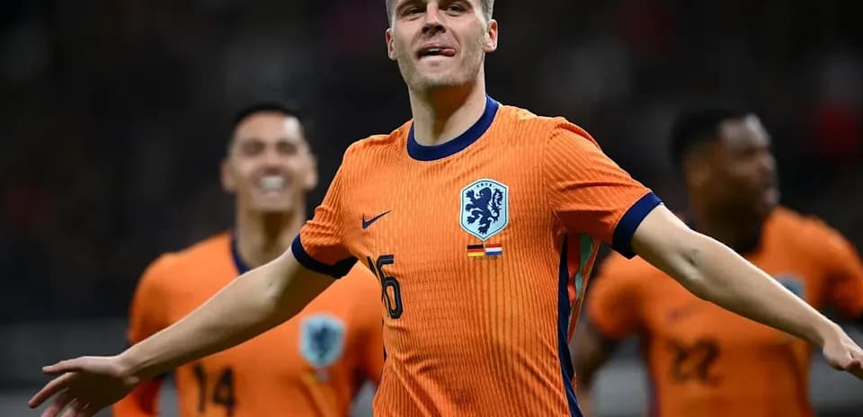 Joueur néerlandais célébrant un but avec coéquipiers