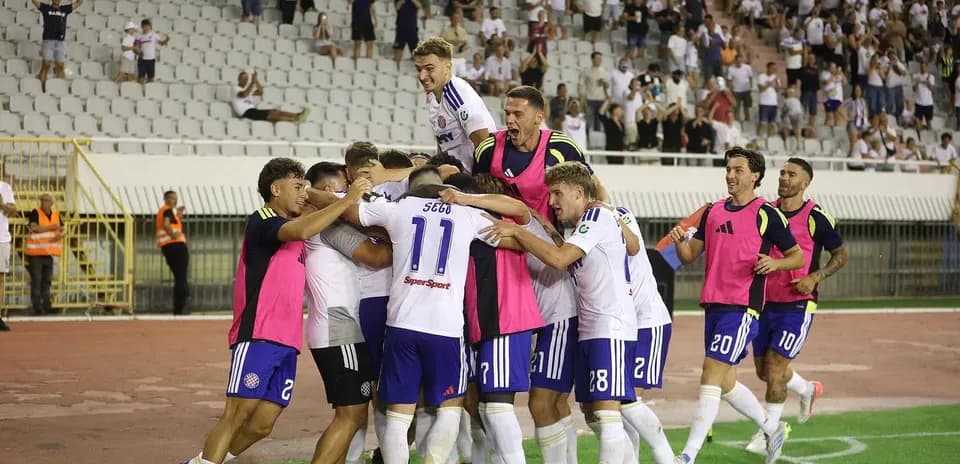 Joueurs de HNK Hajduk Split célèbrent un but