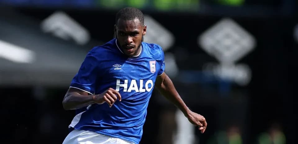 Joueur en maillot bleu courant sur le terrain