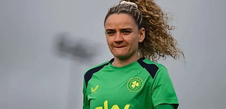 Joueuse en tenue d'entraînement sur le terrain