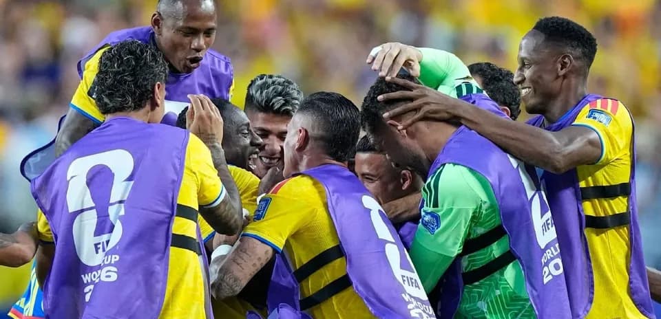 Joueurs célébrant ensemble après un but marqué
