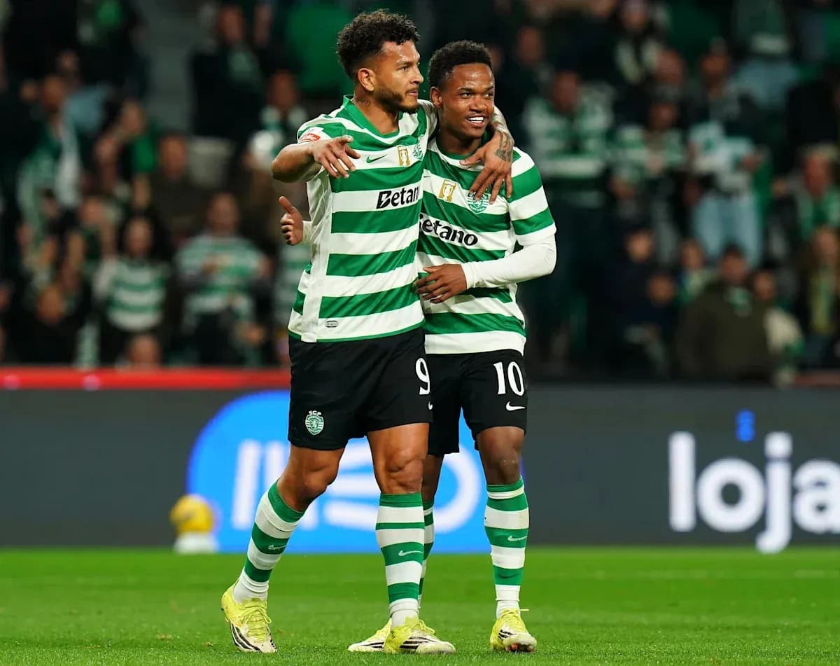 Joueurs de Sporting célébrant un but ensemble Joueurs de Sporting célébrant un but ensemble