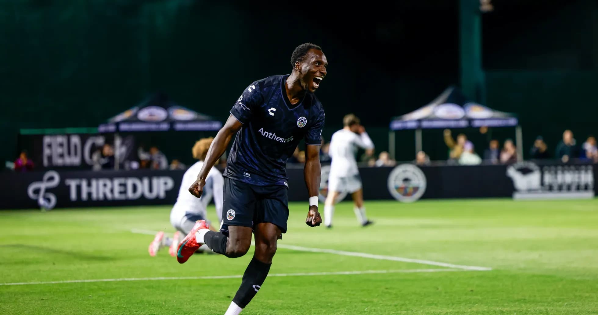 Joueur célébrant un but lors du match