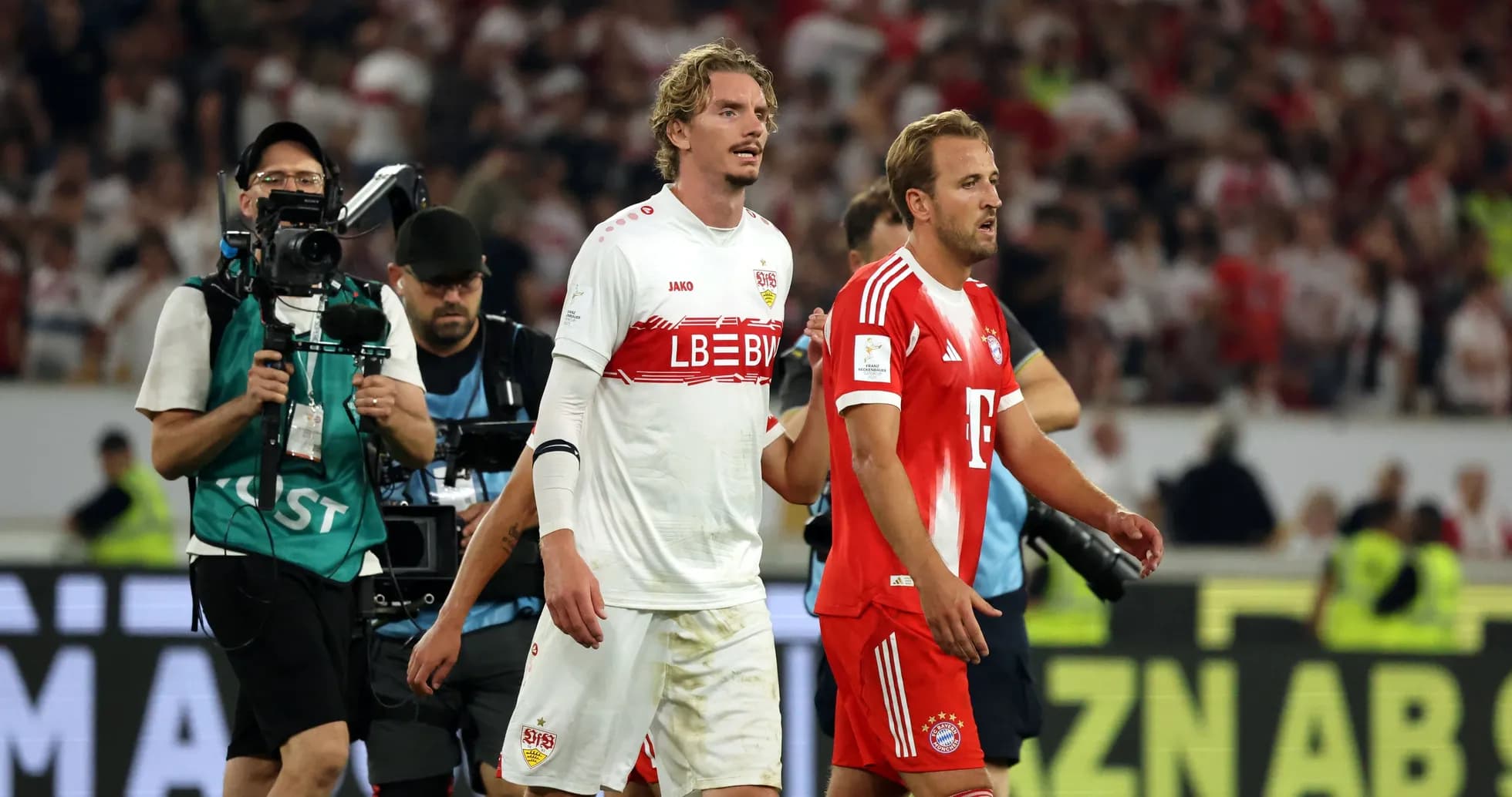 Joueurs de Stuttgart et Bayern quittant le terrain
