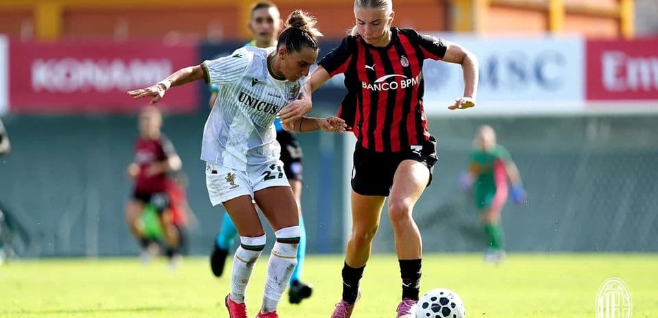 Deux joueuses de football en compétition pour le ballon