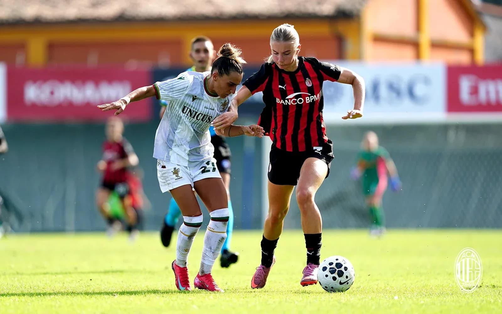 Deux joueuses de football en compétition pour le ballon